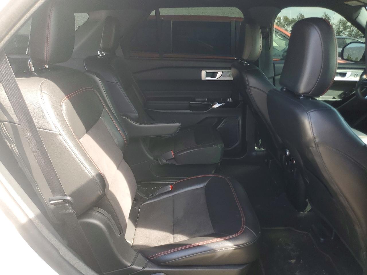 2024 FORD EXPLORER ST-LINE photo 11