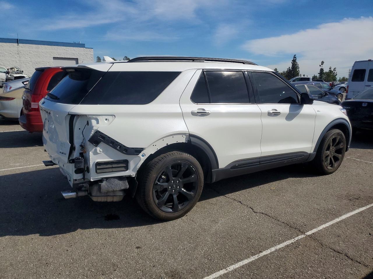 2024 FORD EXPLORER ST-LINE photo 3