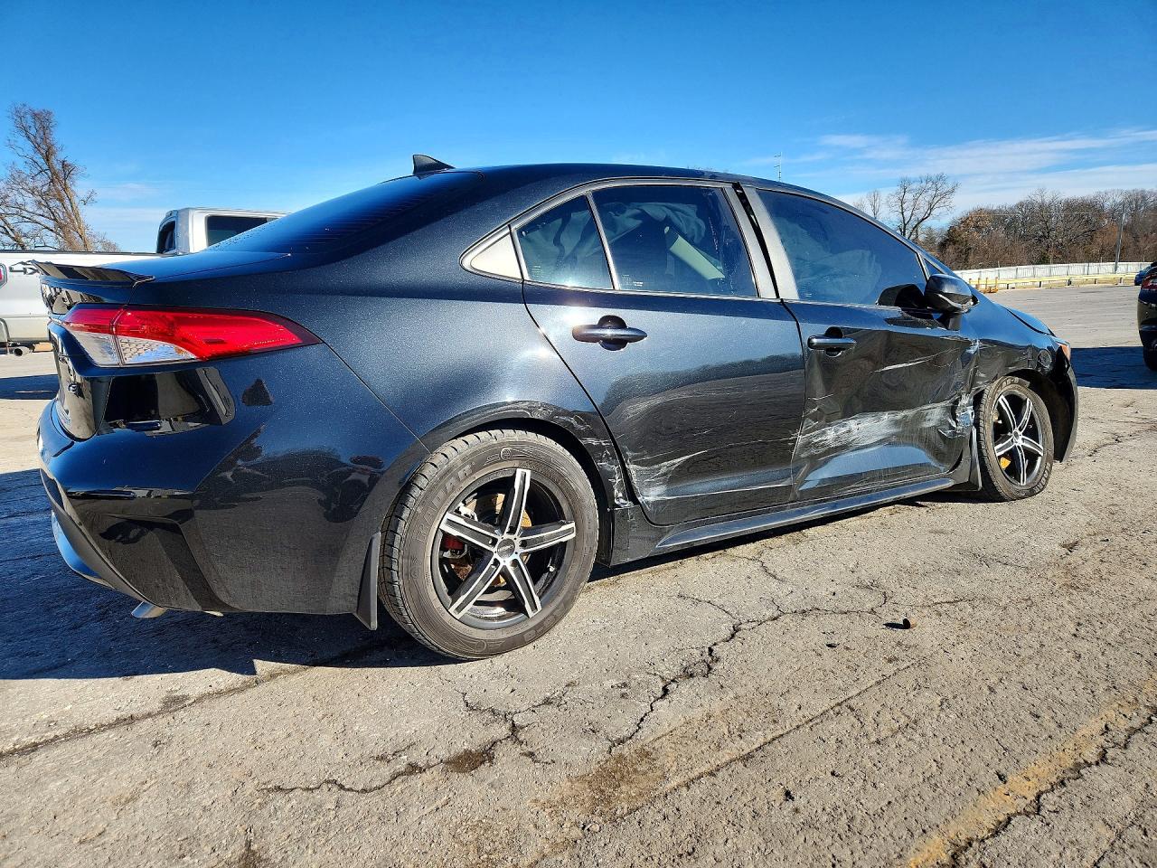 2022 TOYOTA COROLLA LE photo 3