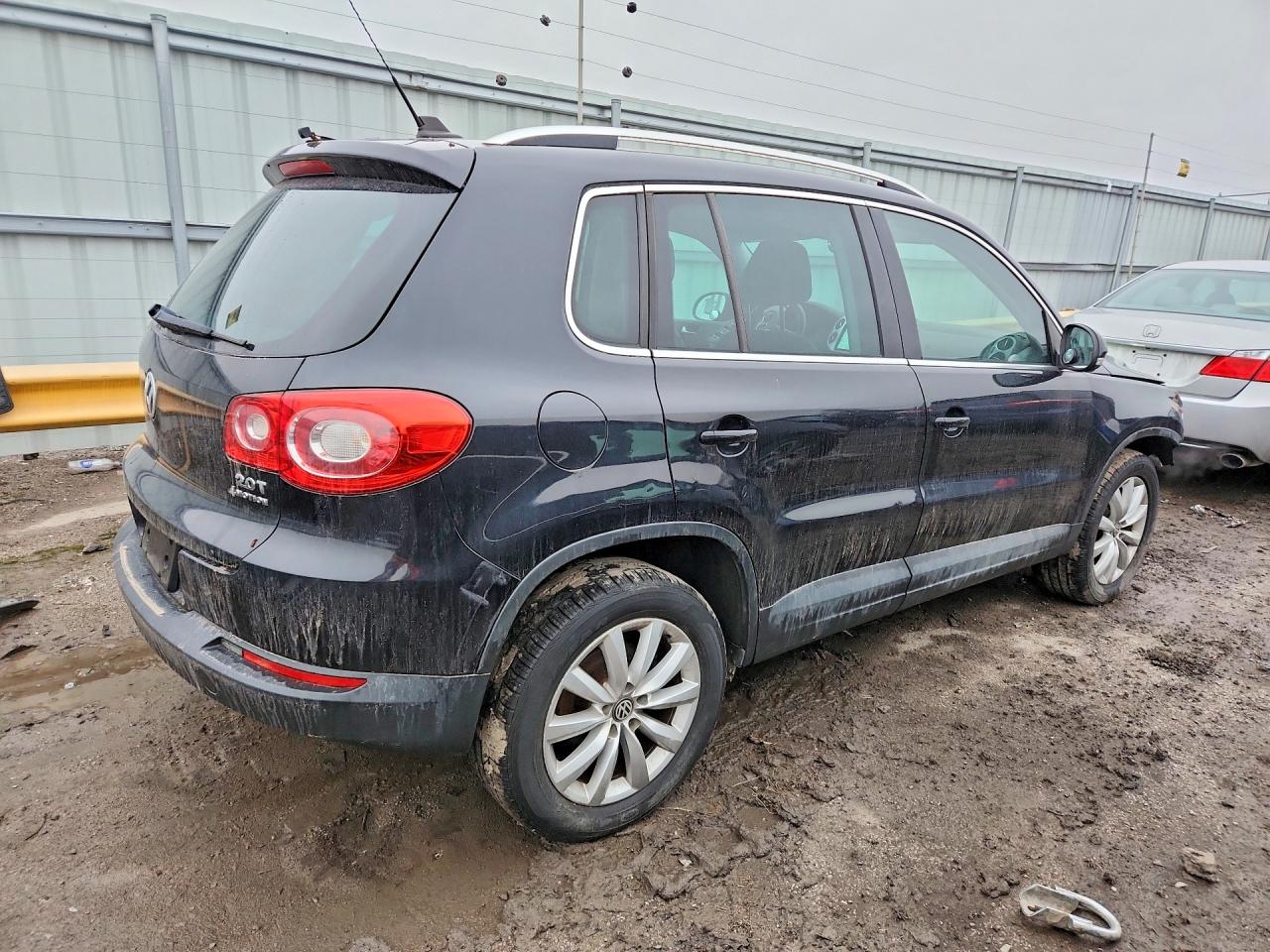 2011 VOLKSWAGEN TIGUAN S photo 3
