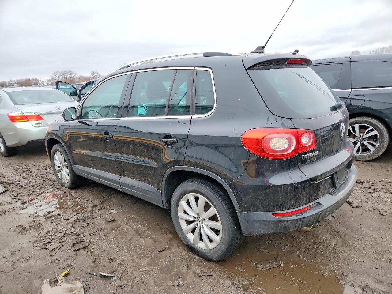 2011 VOLKSWAGEN TIGUAN S photo 2