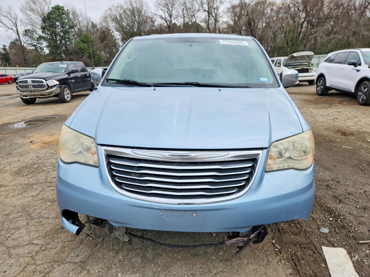 2013 CHRYSLER TOWN & COUNTRY TOURING L photo 5
