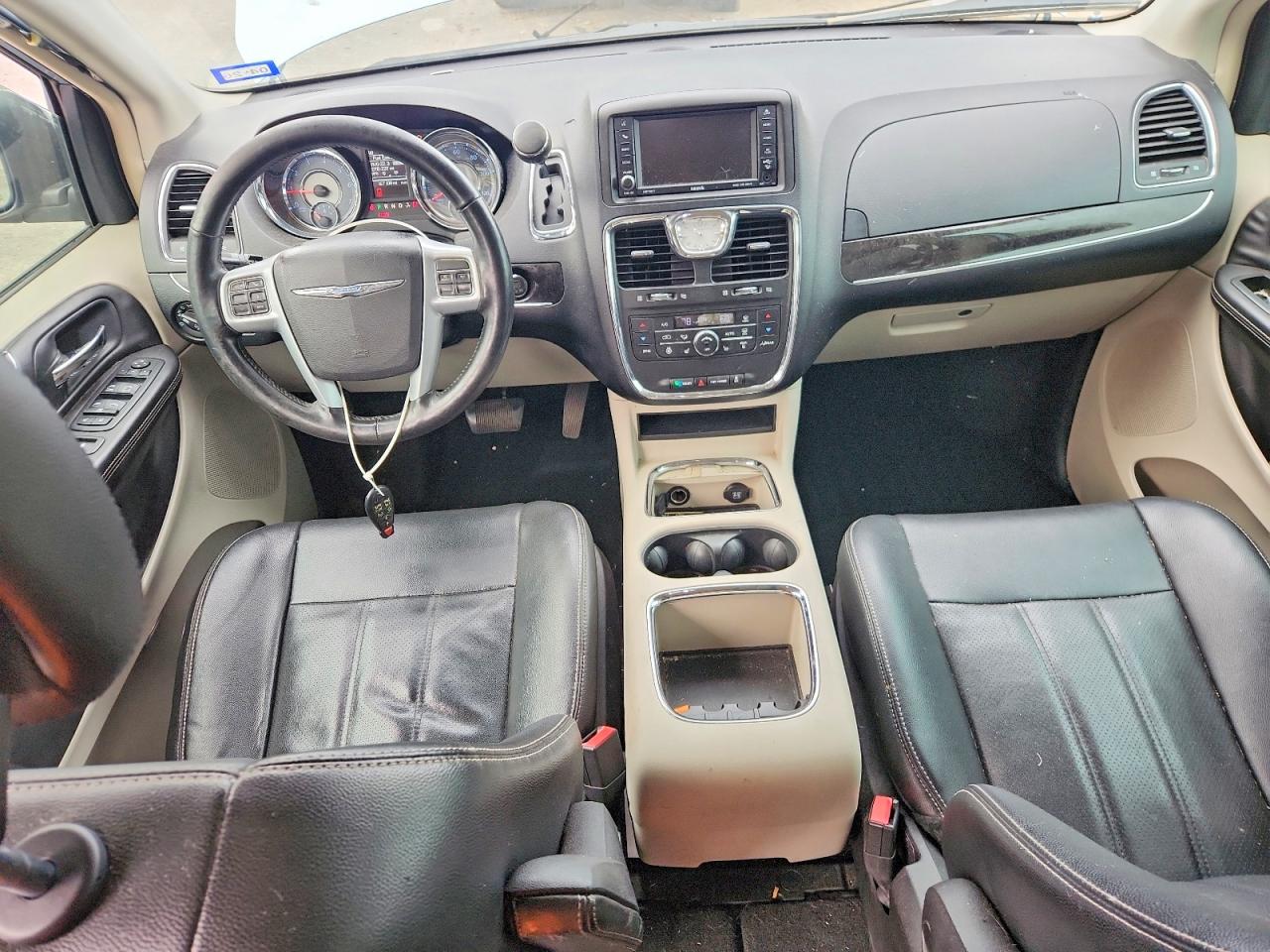 2013 CHRYSLER TOWN & COUNTRY TOURING L photo 8