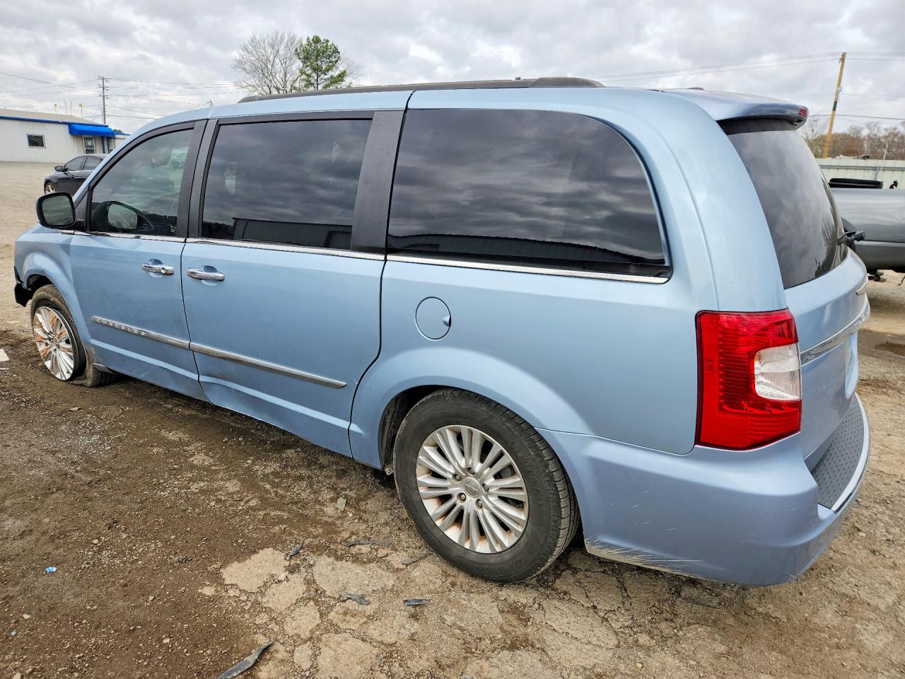 2013 CHRYSLER TOWN & COUNTRY TOURING L photo 2