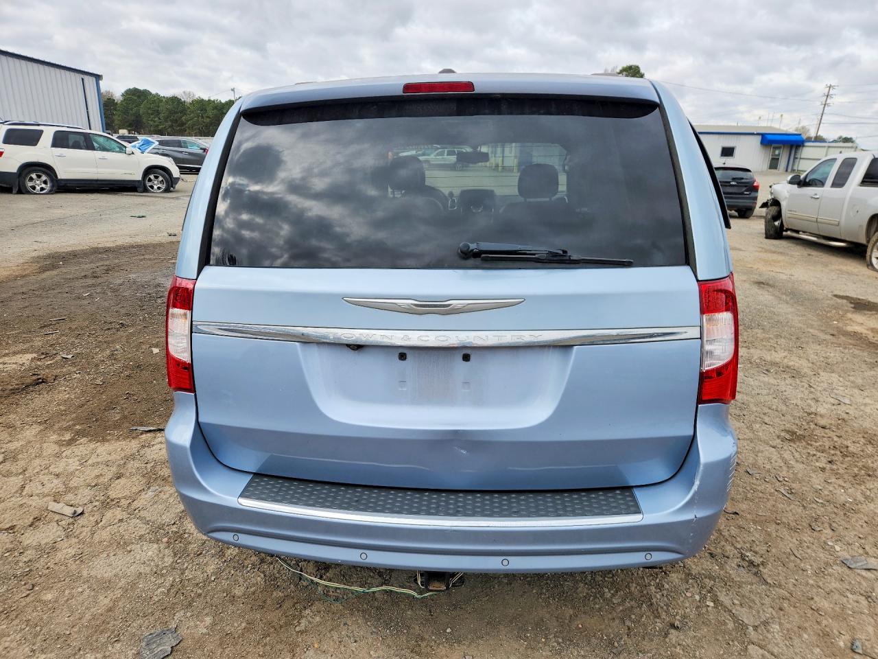 2013 CHRYSLER TOWN & COUNTRY TOURING L photo 6