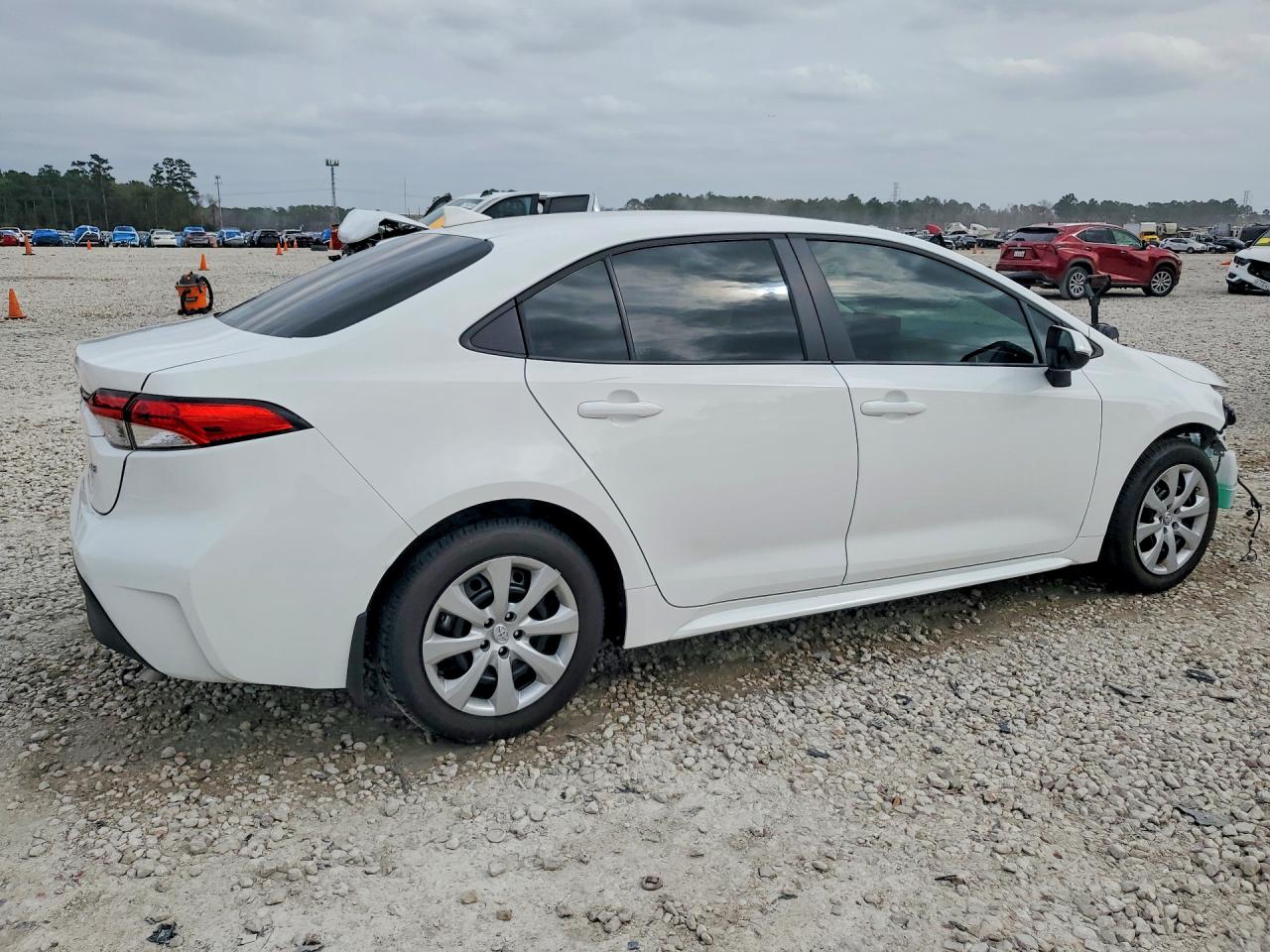 2025 TOYOTA COROLLA LE photo 3