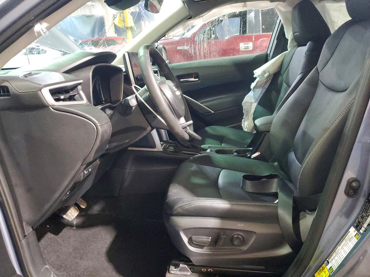 2025 TOYOTA COROLLA CROSS XLE photo 13