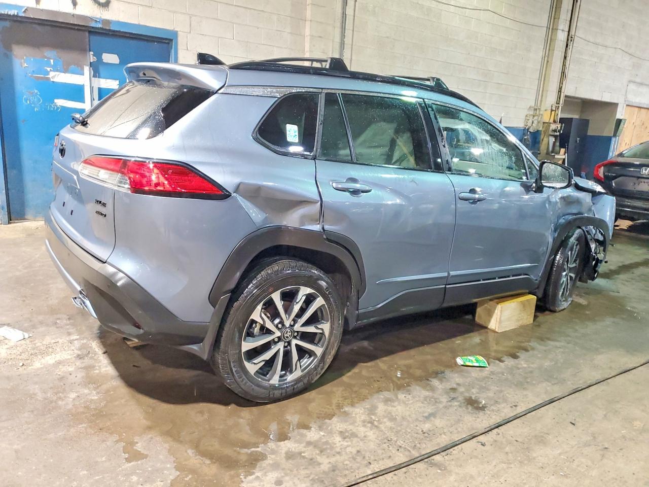 2025 TOYOTA COROLLA CROSS XLE photo 5