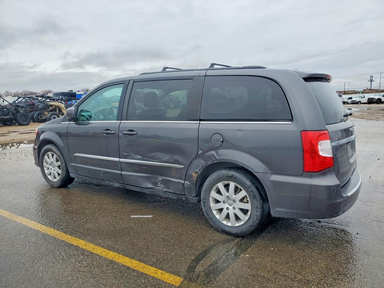 2015 CHRYSLER TOWN & COUNTRY TOURING photo 2