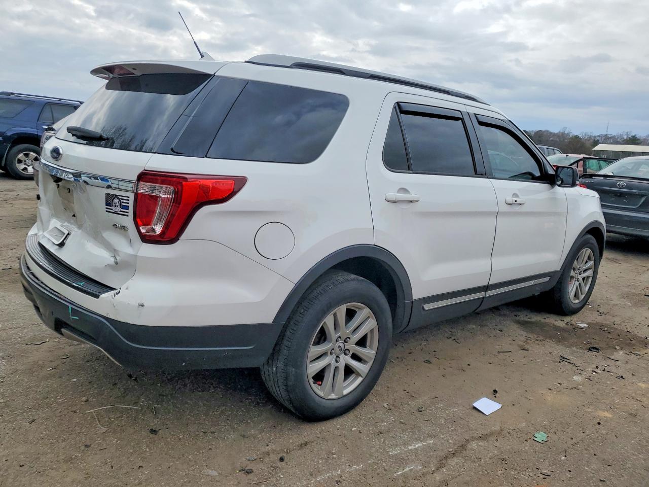 2018 FORD EXPLORER XLT photo 3