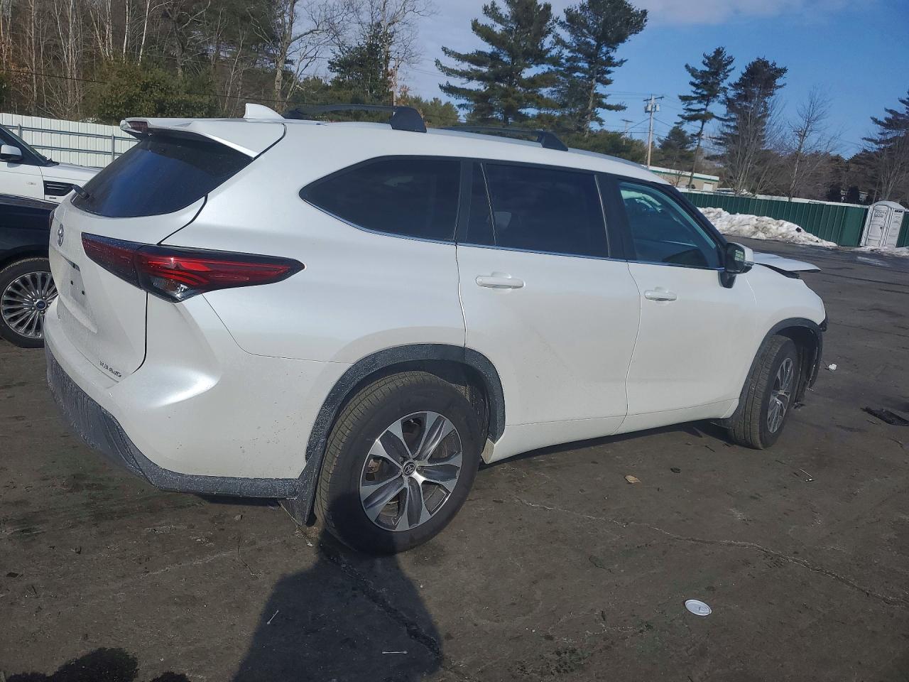 2023 TOYOTA HIGHLANDER XLE photo 5