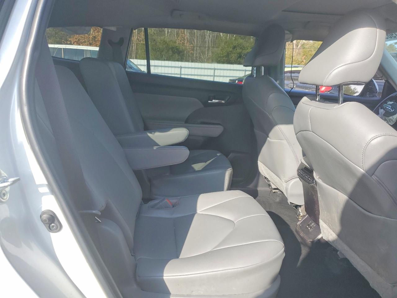 2023 TOYOTA HIGHLANDER XLE photo 19