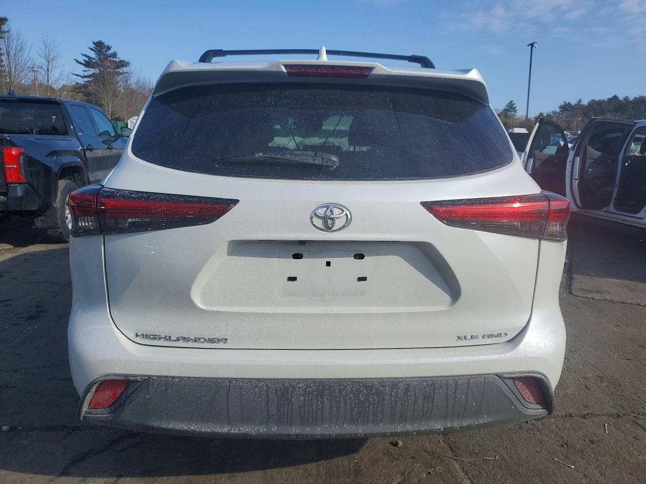 2023 TOYOTA HIGHLANDER XLE photo 11