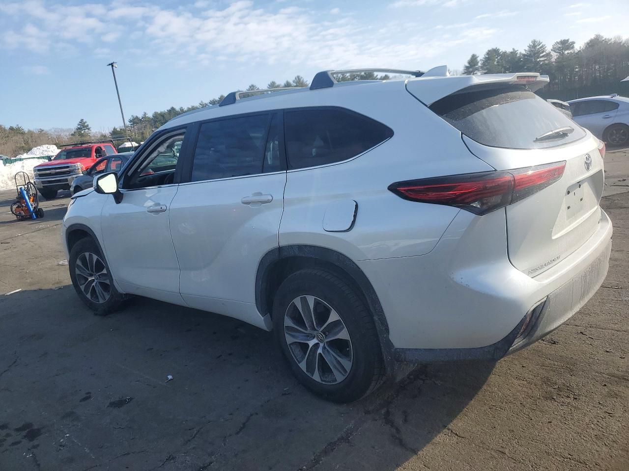 2023 TOYOTA HIGHLANDER XLE photo 3
