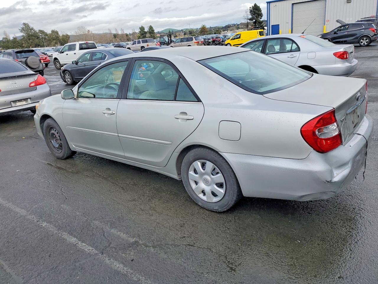 2002 TOYOTA CAMRY LE photo 2
