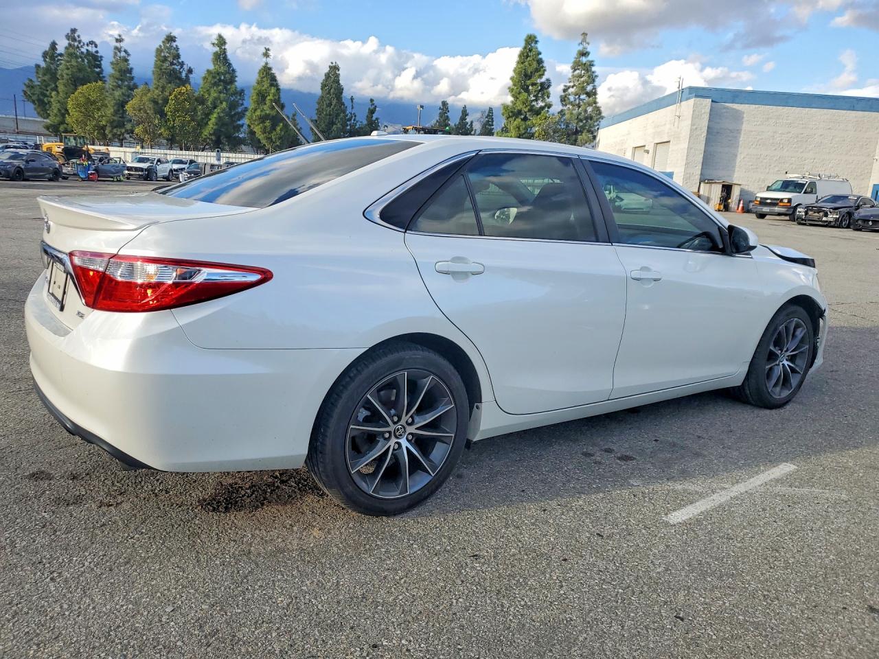 2015 TOYOTA CAMRY XSE photo 5