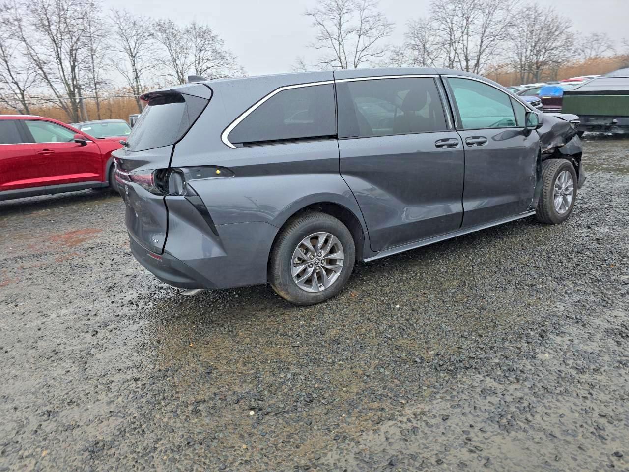 2025 TOYOTA SIENNA LE photo 4