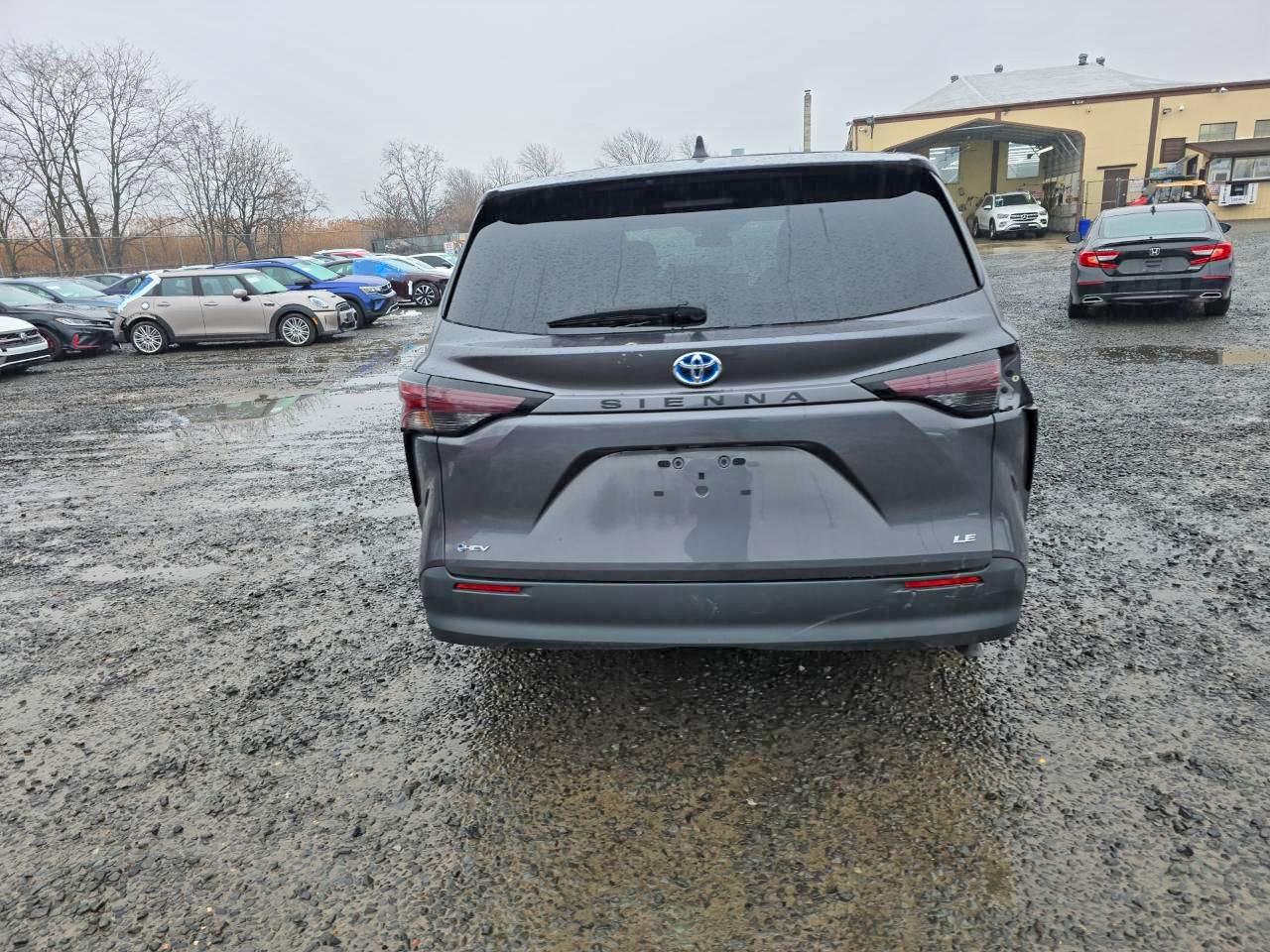 2025 TOYOTA SIENNA LE photo 6