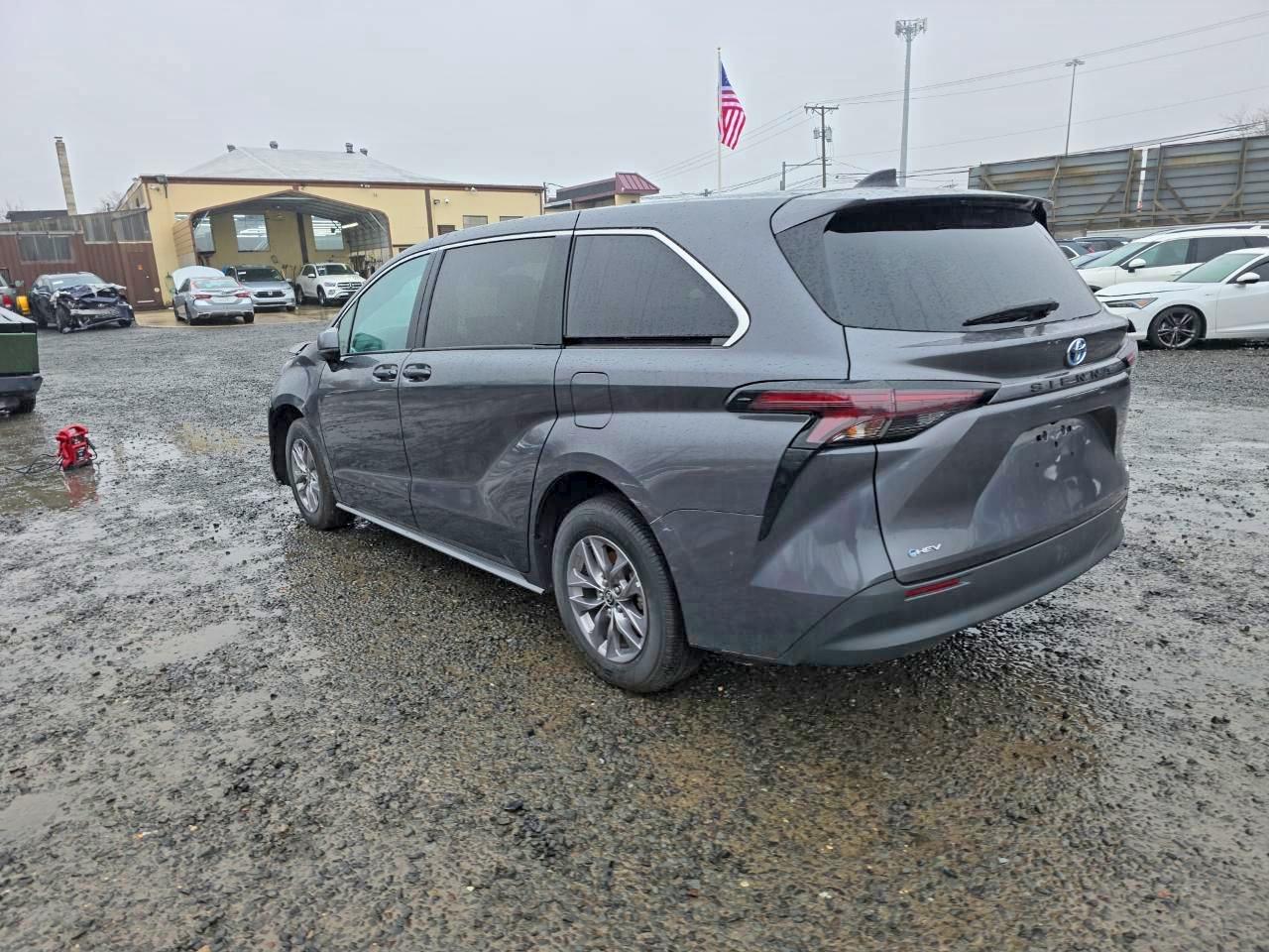 2025 TOYOTA SIENNA LE photo 2