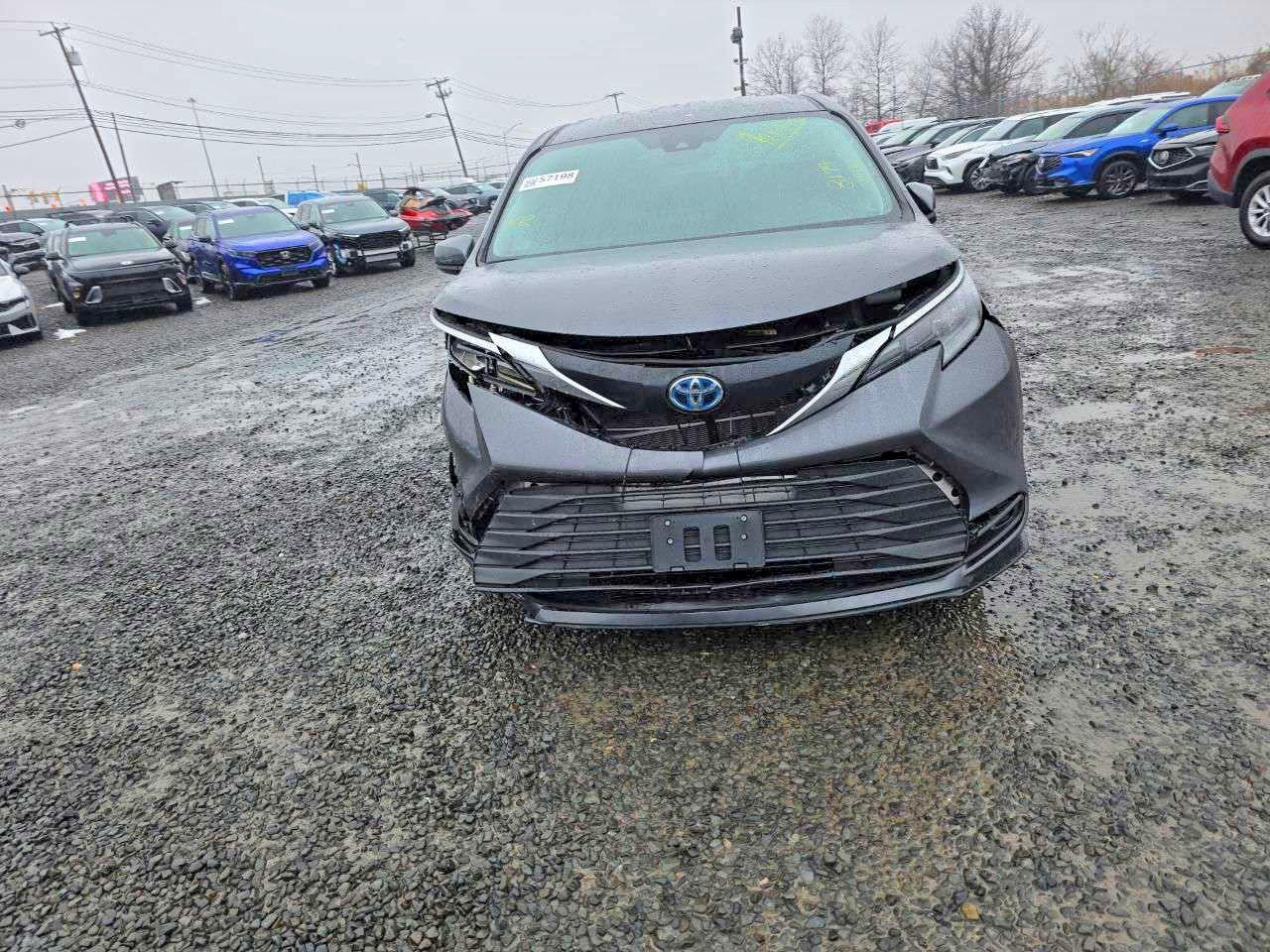 2025 TOYOTA SIENNA LE photo 5