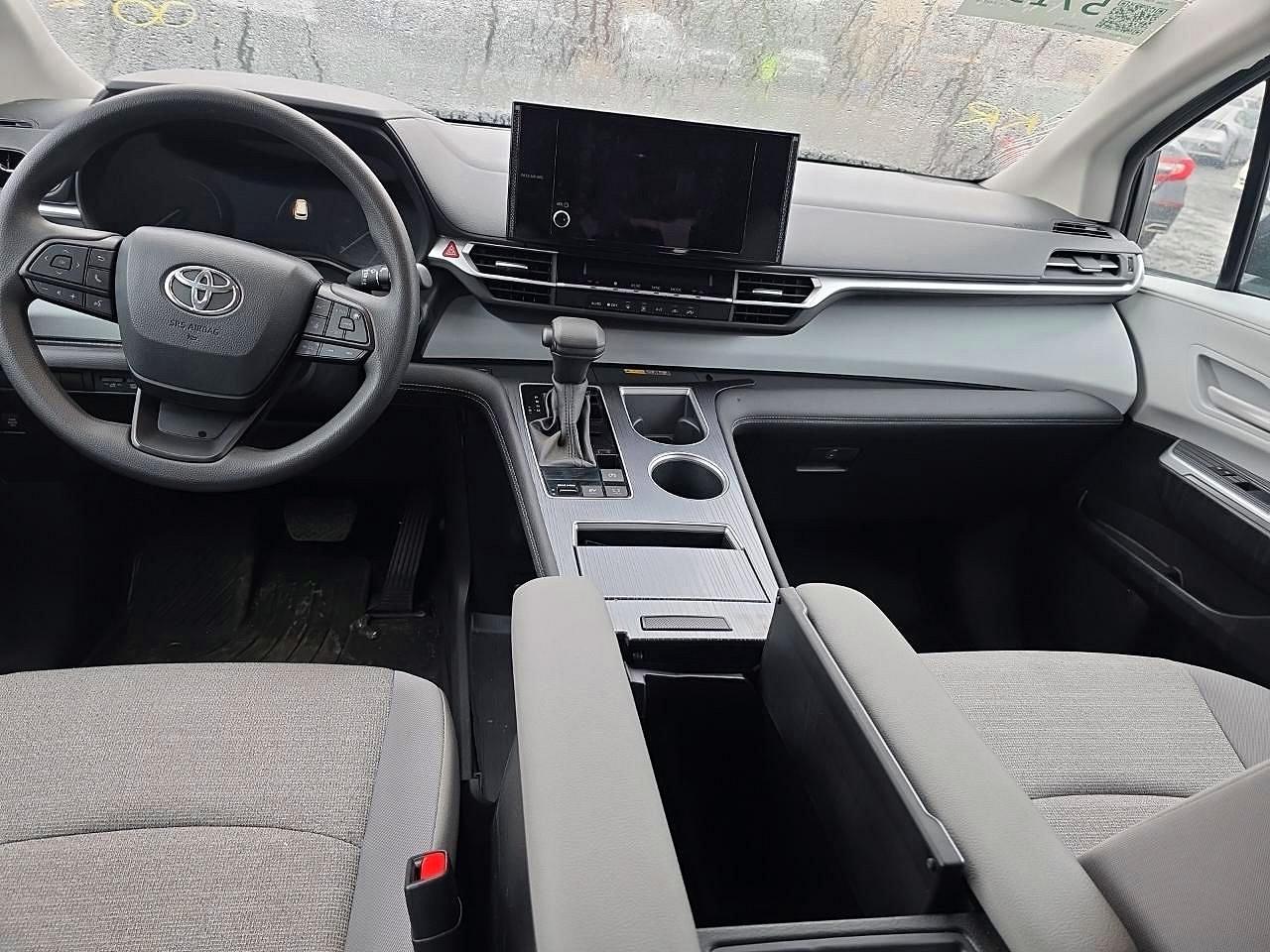 2025 TOYOTA SIENNA LE photo 7