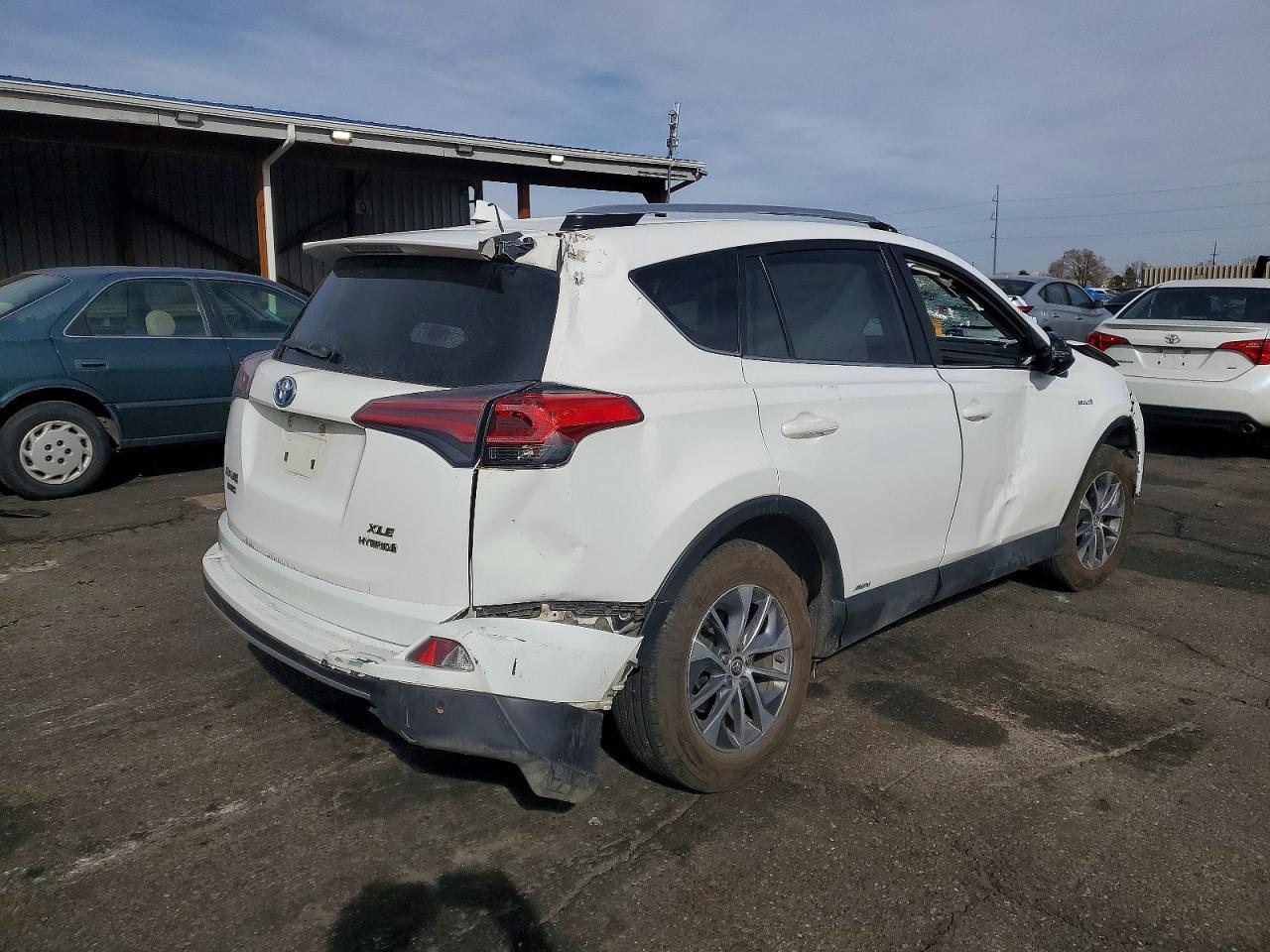 2016 TOYOTA RAV4 HV XLE photo 3