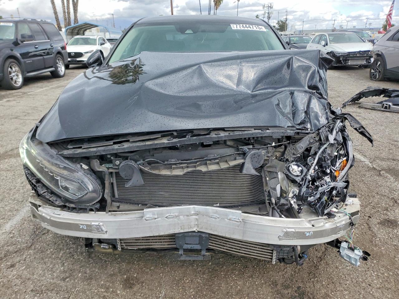 2018 HONDA ACCORD LX photo 9