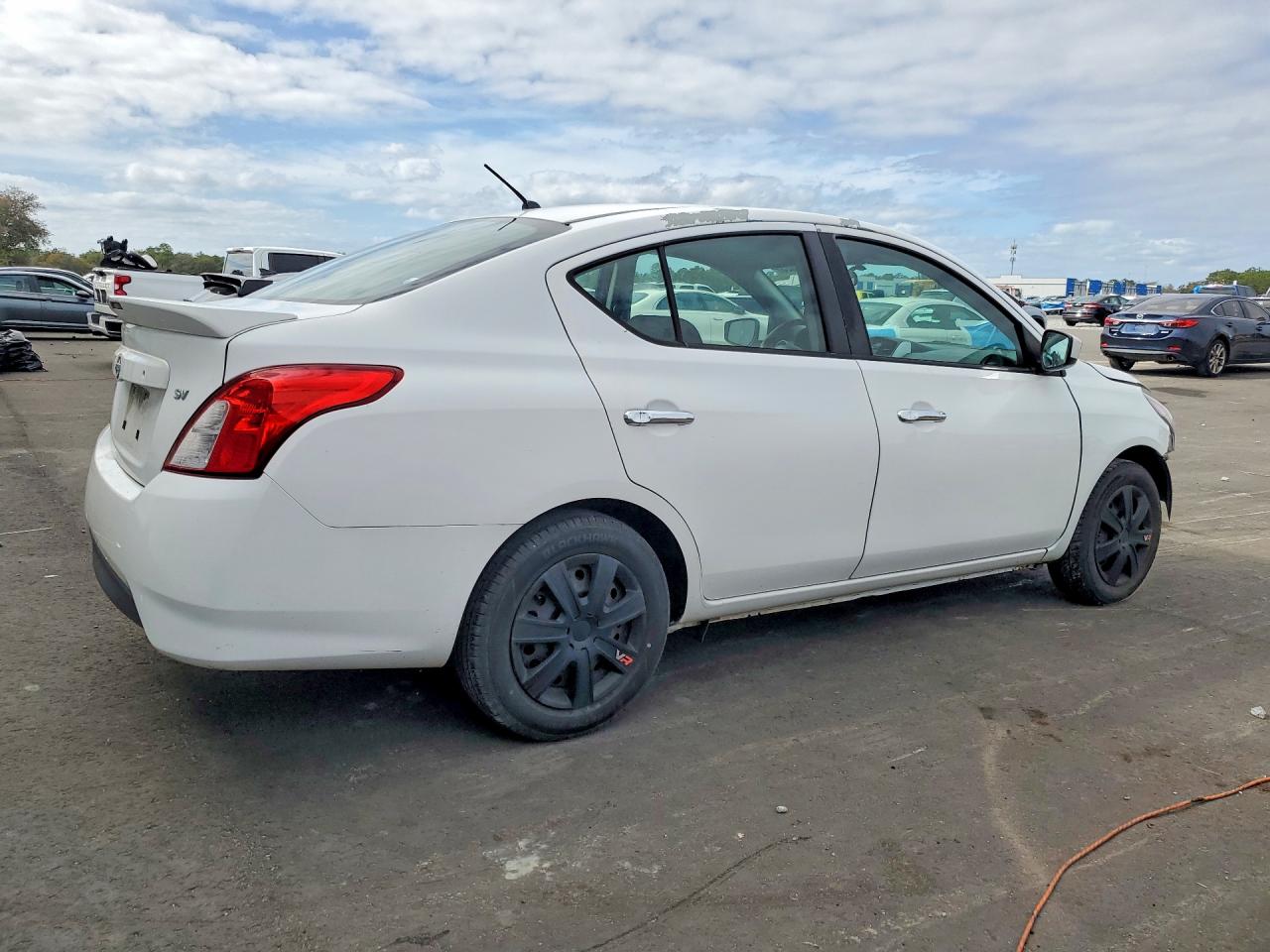 2018 NISSAN VERSA S photo 5