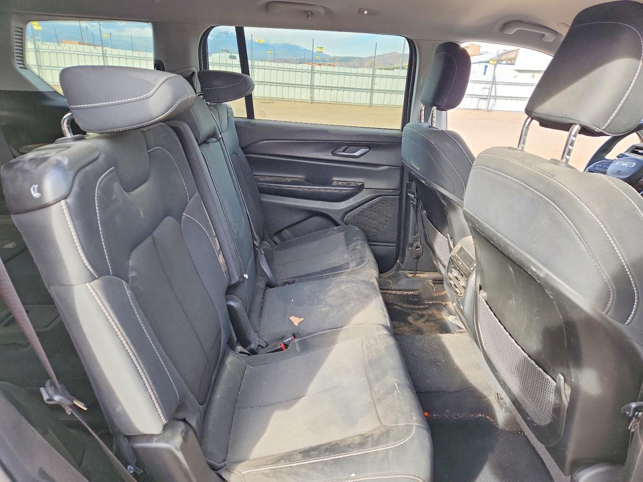 2023 JEEP GRAND CHEROKEE L LAREDO photo 31