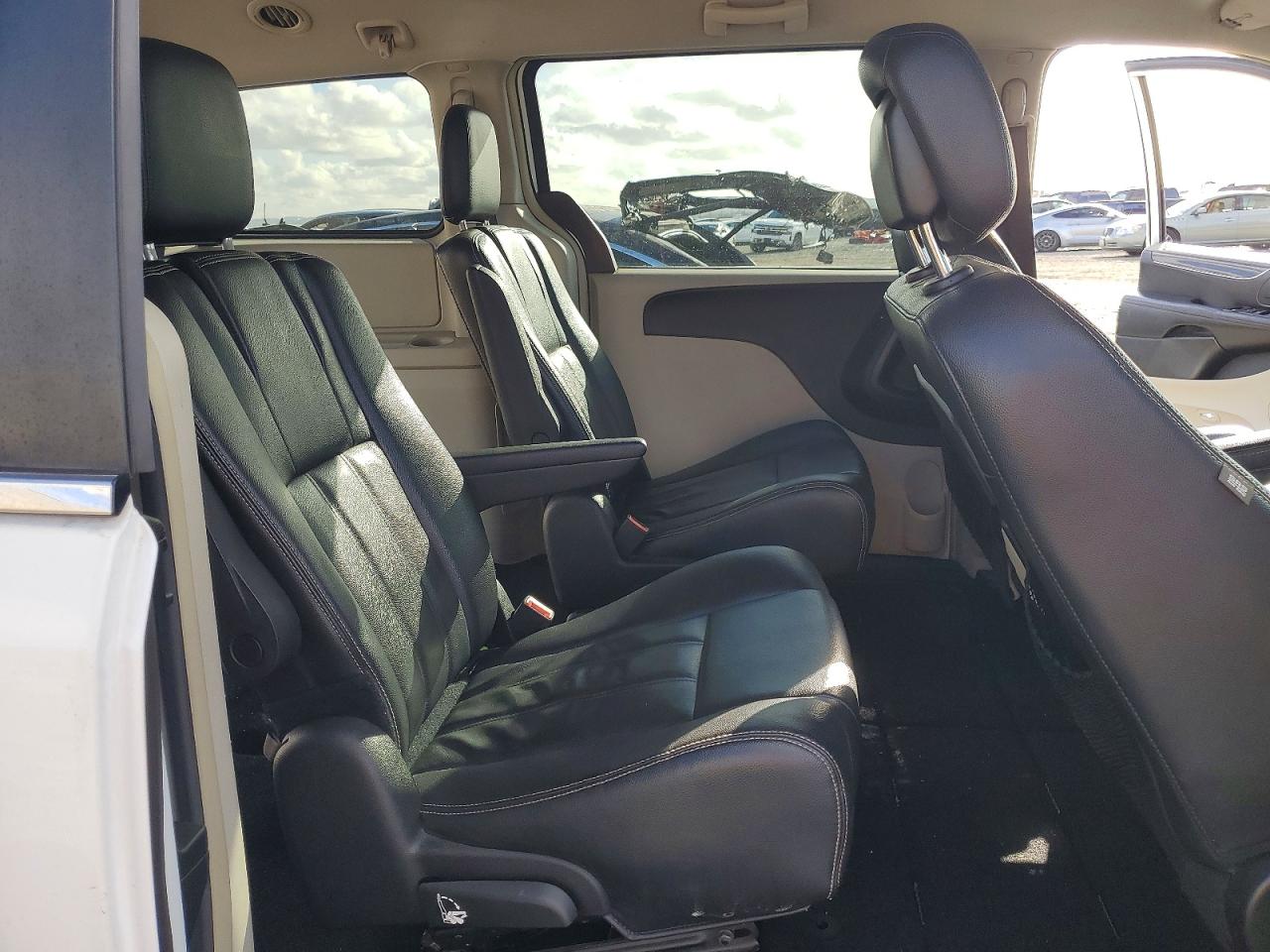 2015 CHRYSLER TOWN & COUNTRY TOURING photo 21