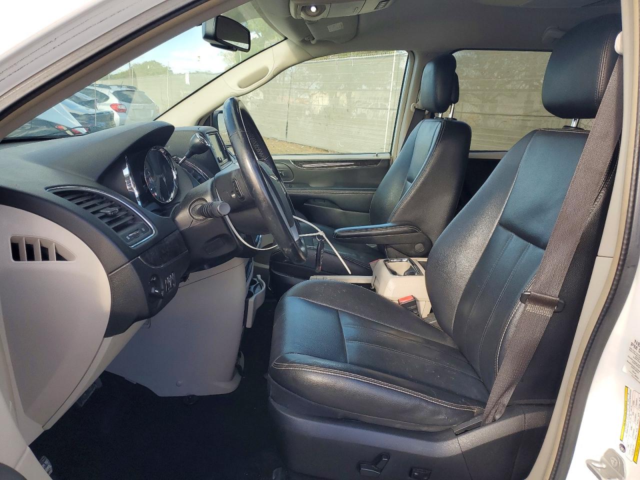 2015 CHRYSLER TOWN & COUNTRY TOURING photo 13