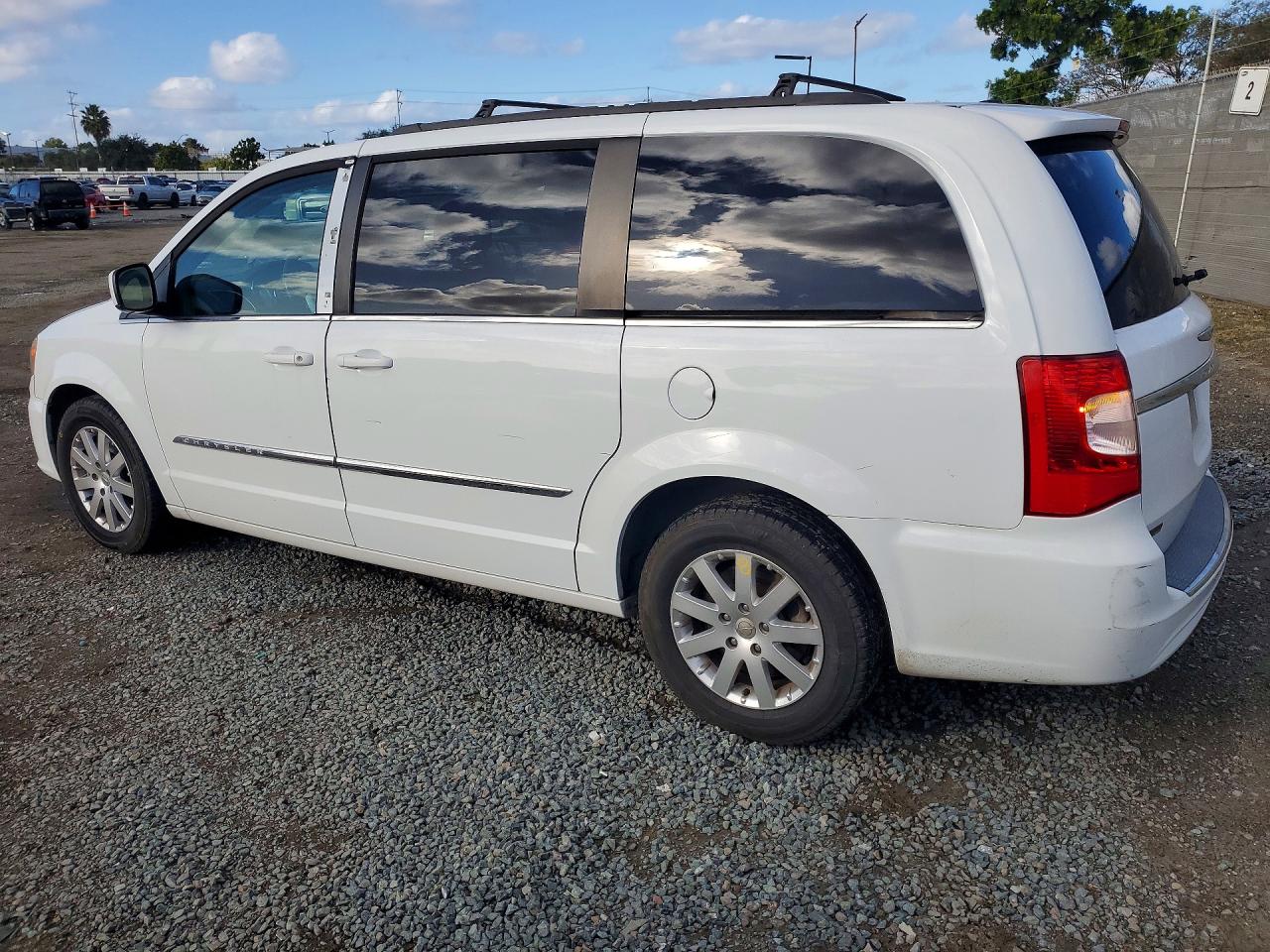 2015 CHRYSLER TOWN & COUNTRY TOURING photo 3