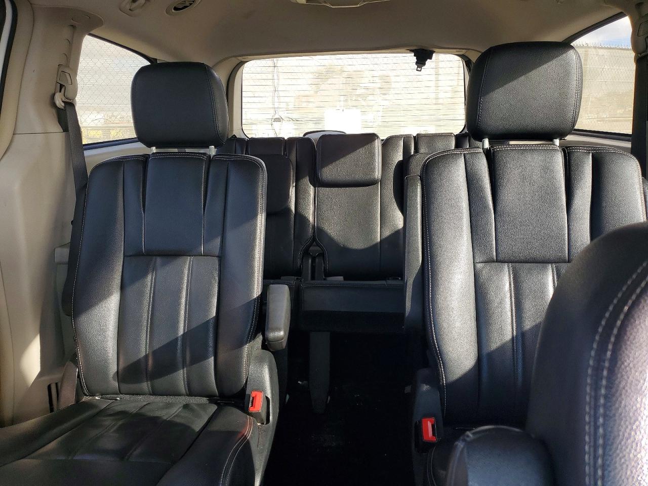 2015 CHRYSLER TOWN & COUNTRY TOURING photo 19