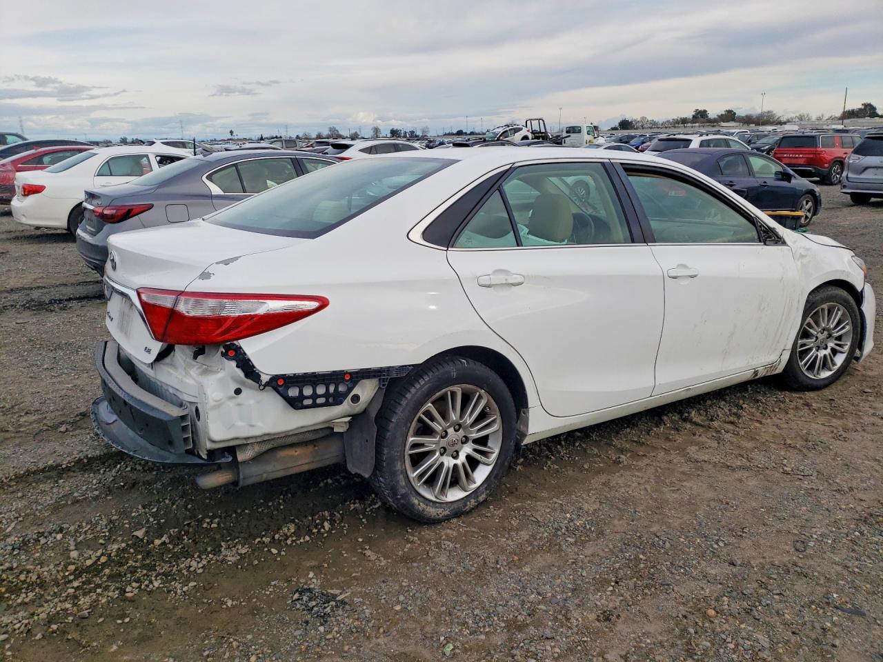 2015 TOYOTA CAMRY LE photo 3