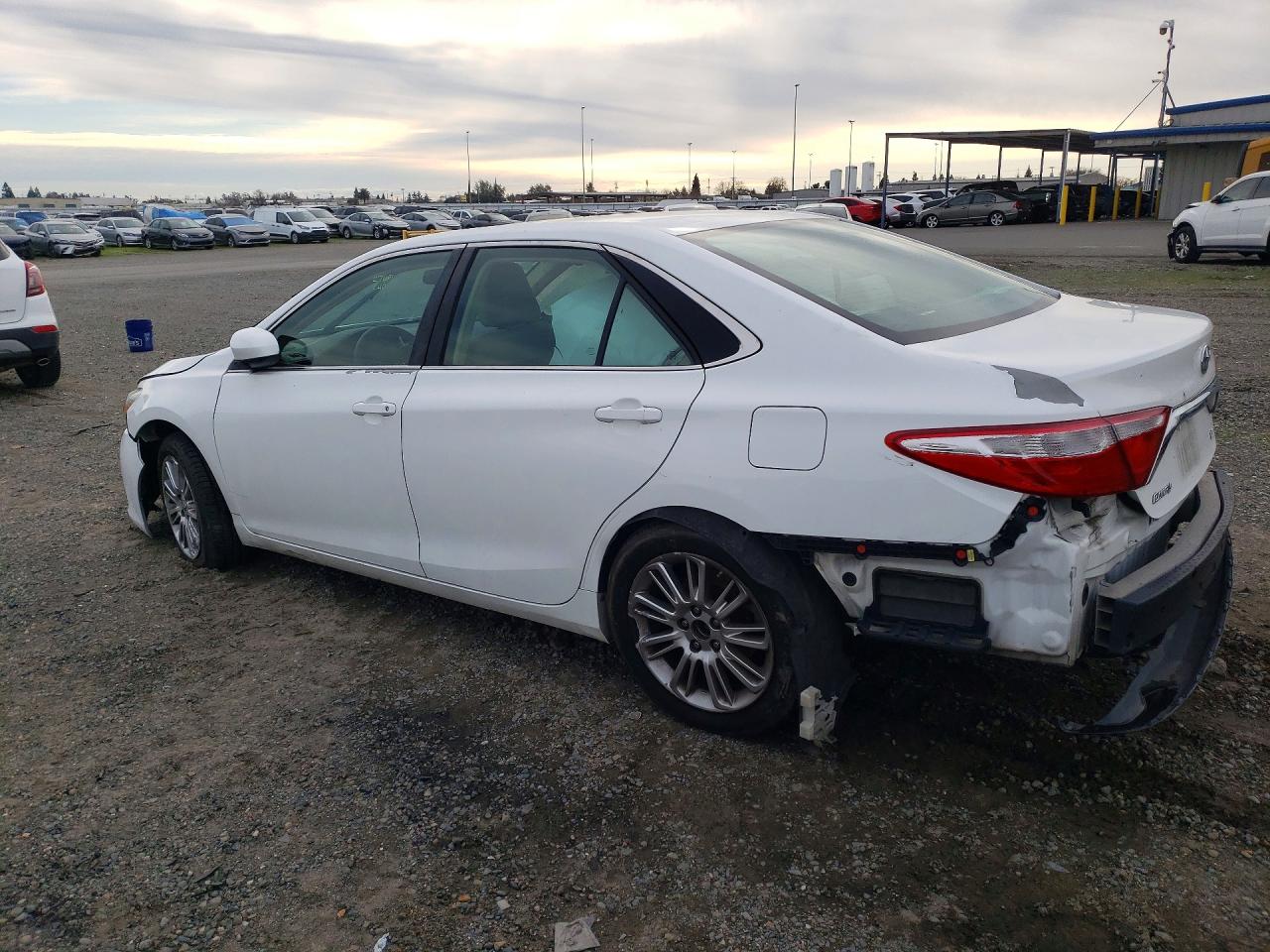 2015 TOYOTA CAMRY LE photo 2