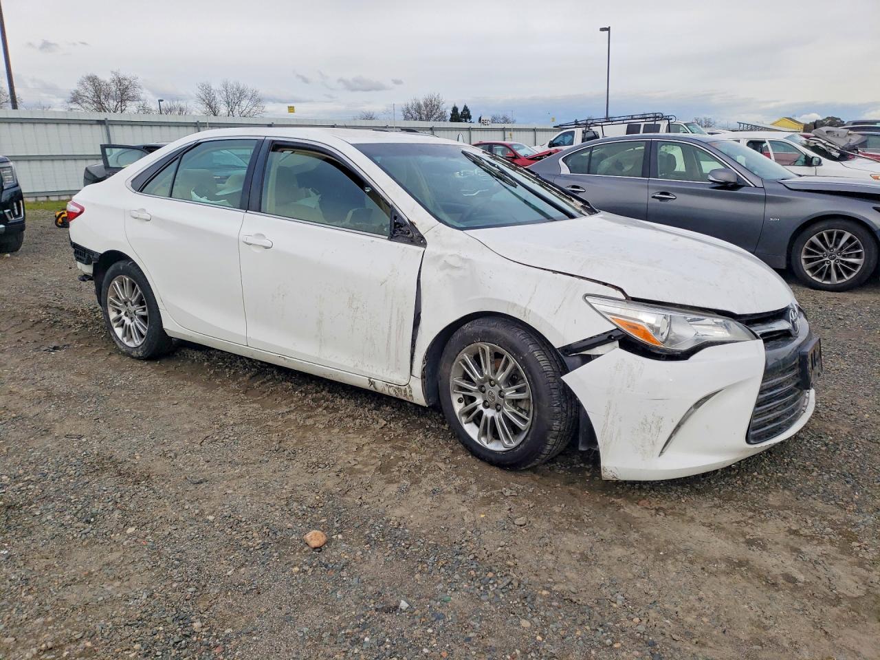 2015 TOYOTA CAMRY LE photo 4
