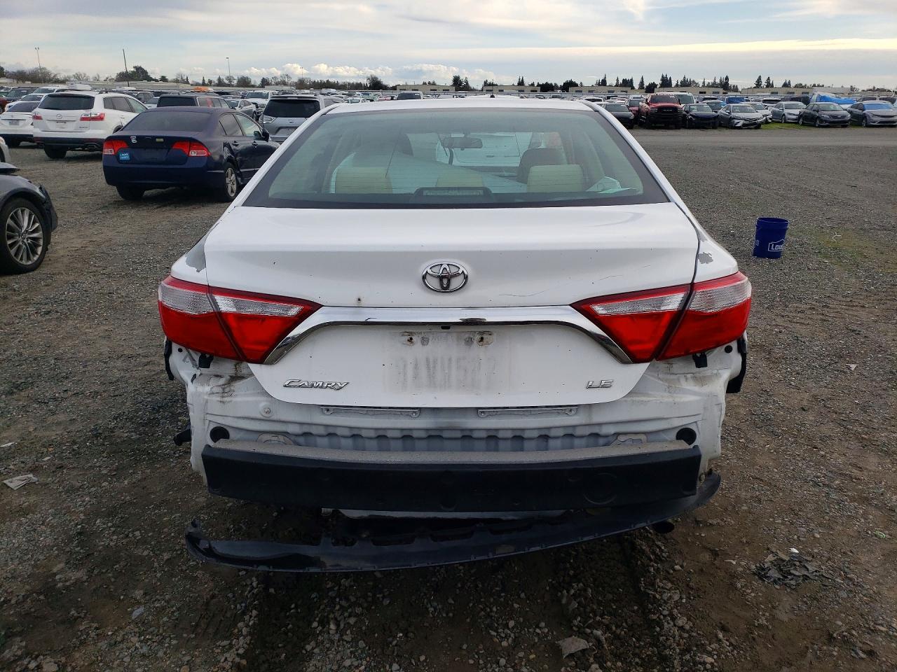 2015 TOYOTA CAMRY LE photo 6