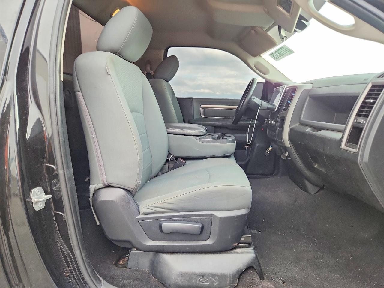 2016 RAM 1500 ST photo 10