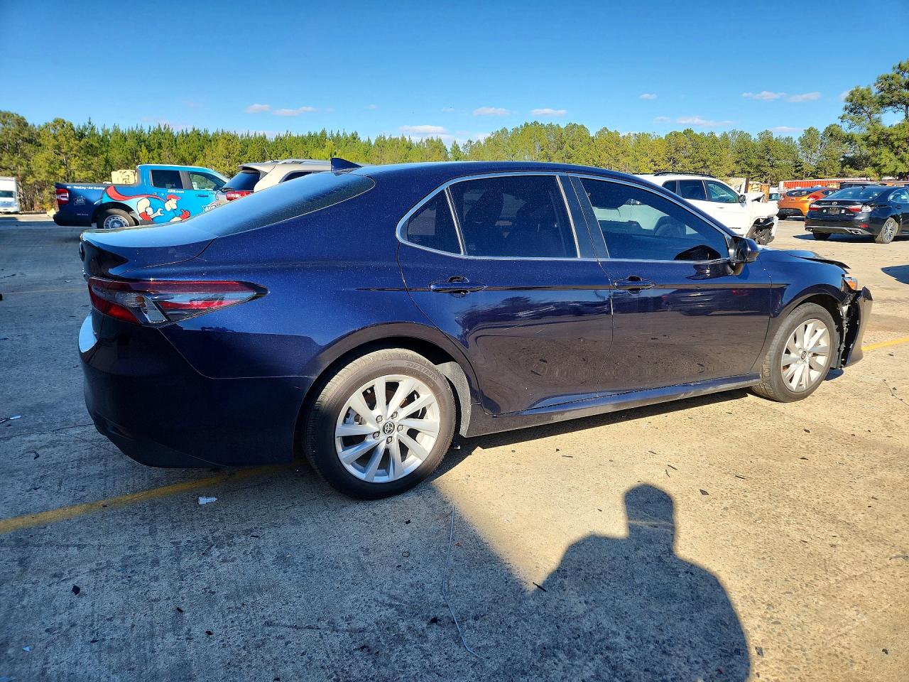 2022 TOYOTA CAMRY LE photo 3