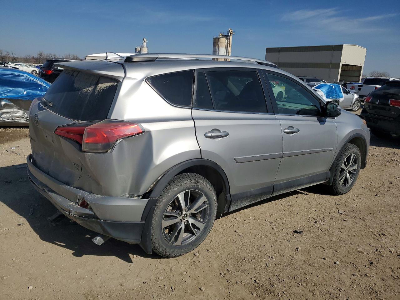 2016 TOYOTA RAV4 XLE photo 3