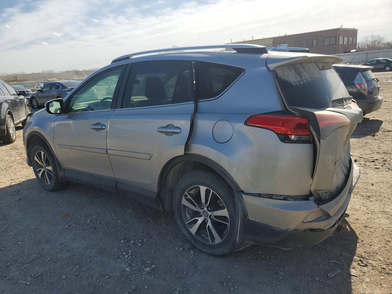 2016 TOYOTA RAV4 XLE photo 2