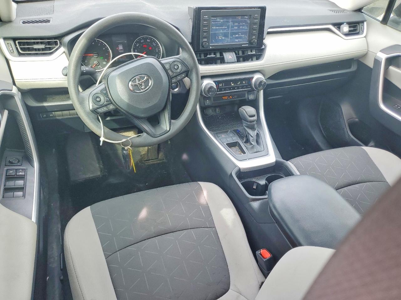 2021 TOYOTA RAV4 XLE photo 8