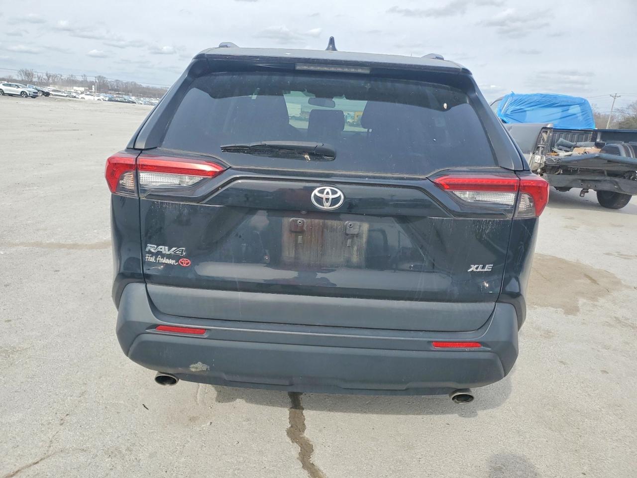 2021 TOYOTA RAV4 XLE photo 6