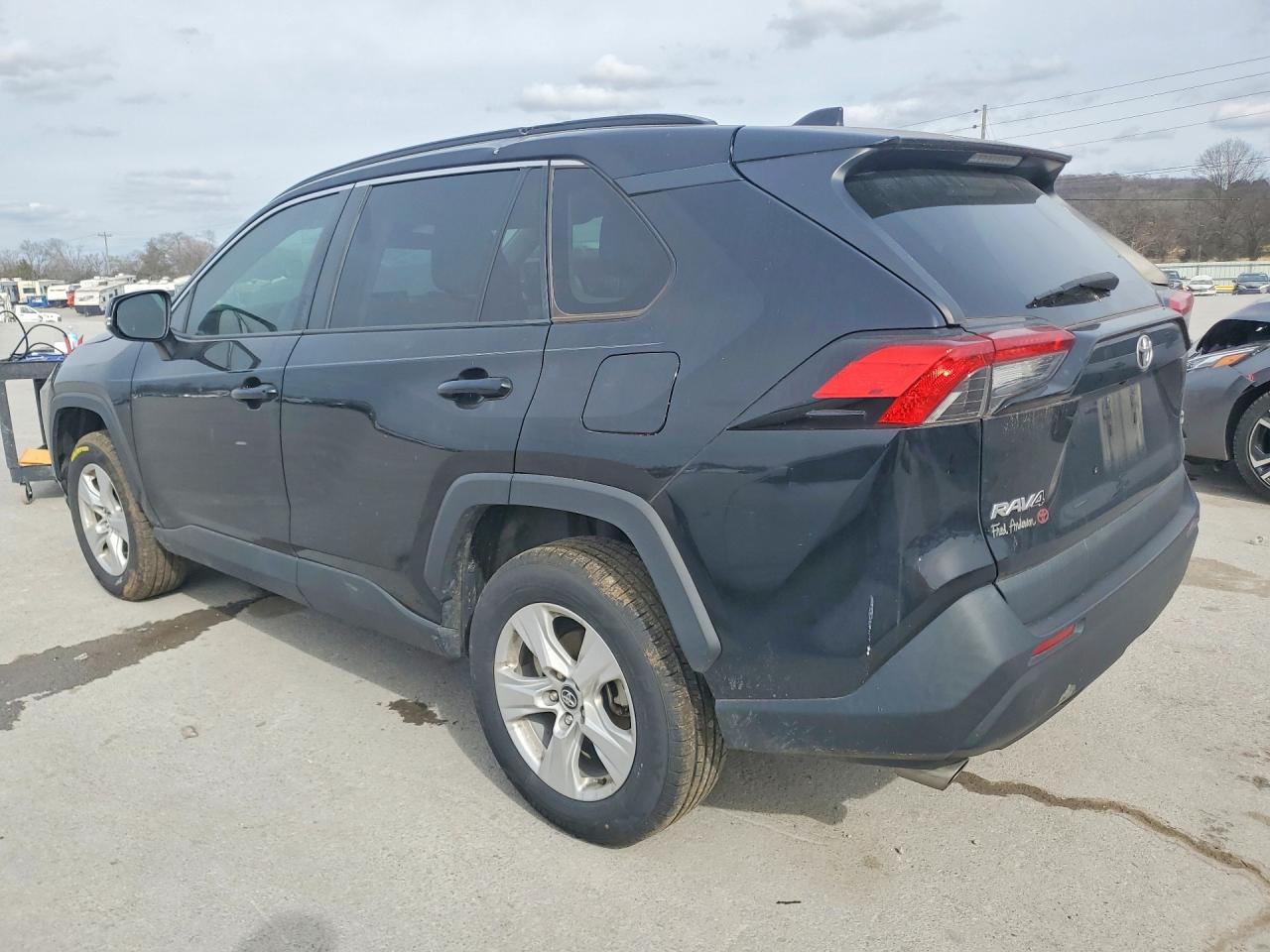 2021 TOYOTA RAV4 XLE photo 2