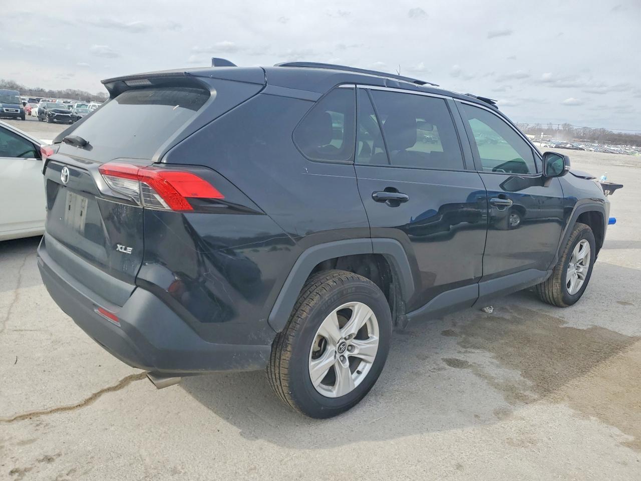 2021 TOYOTA RAV4 XLE photo 3