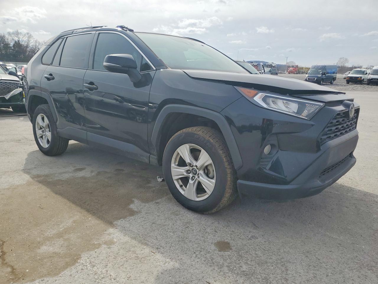 2021 TOYOTA RAV4 XLE photo 4