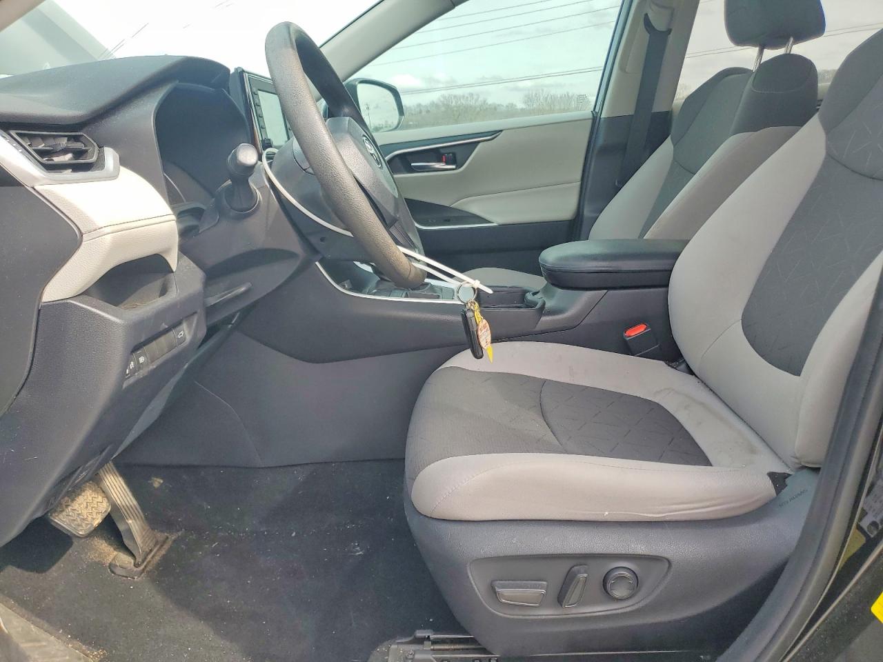 2021 TOYOTA RAV4 XLE photo 7