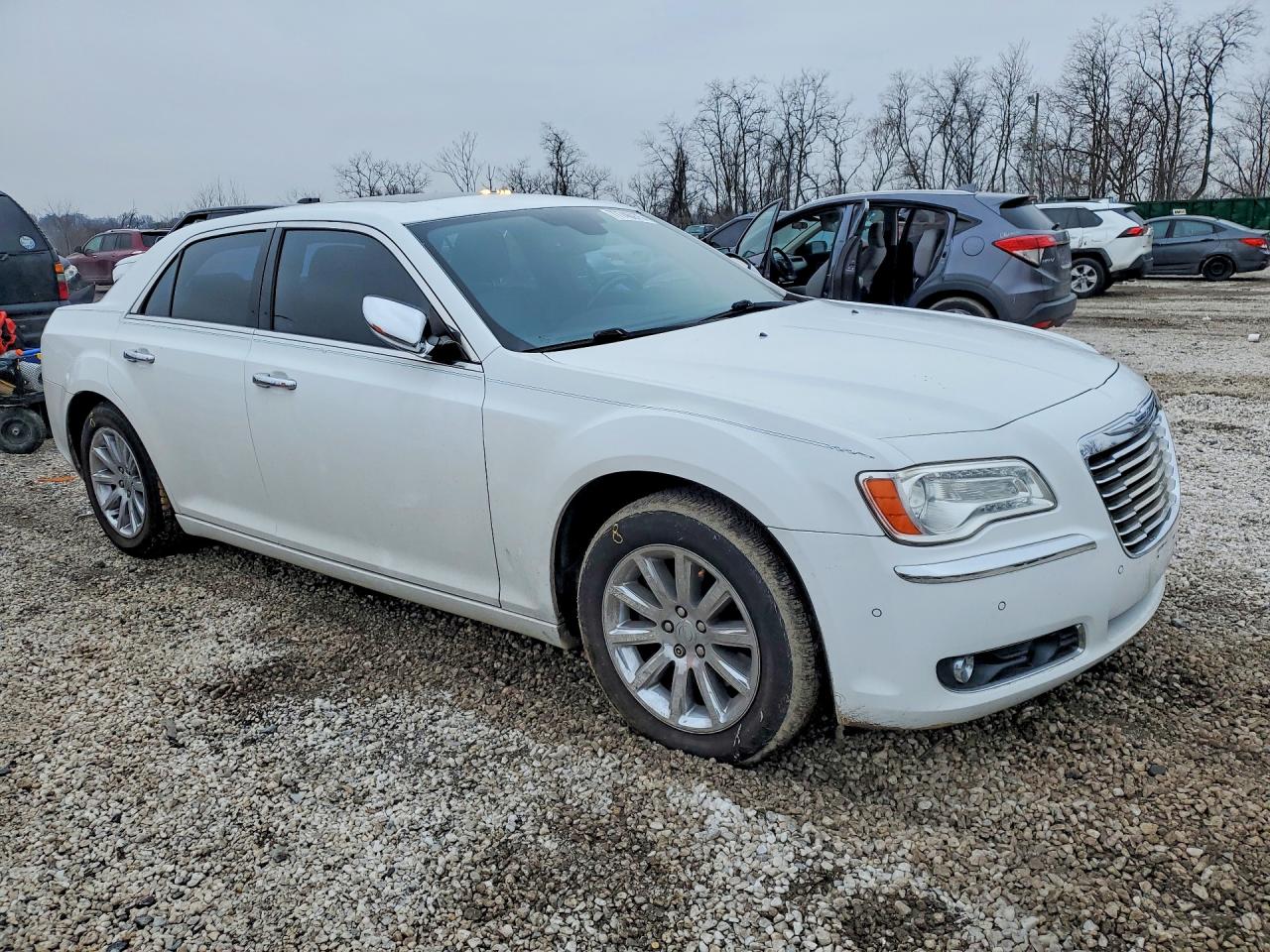 2011 CHRYSLER 300C photo 4