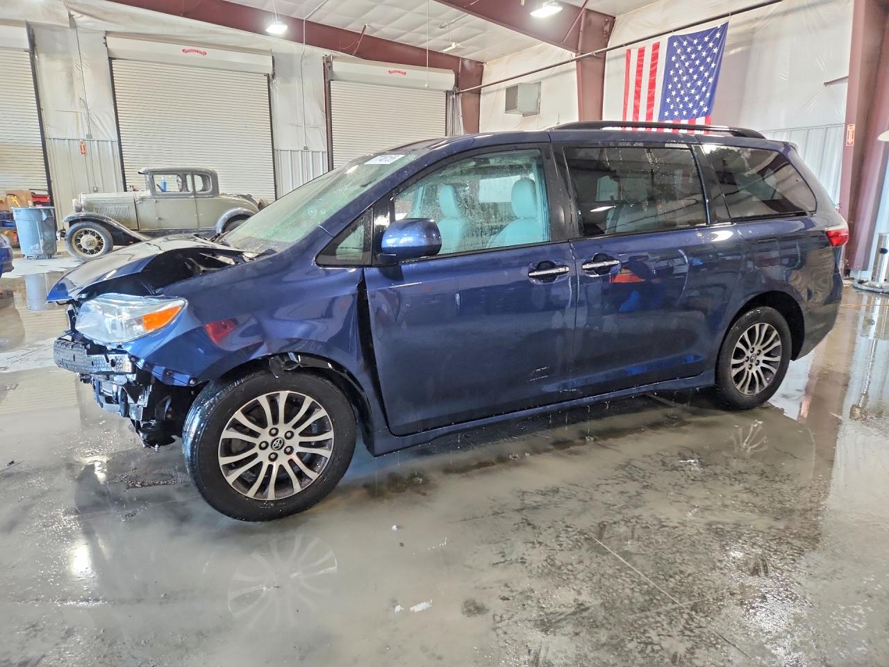 2020 TOYOTA SIENNA XLE 8-PASSENGER photo 2
