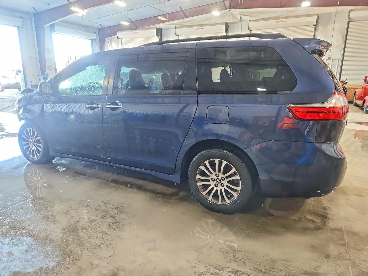 2020 TOYOTA SIENNA XLE 8-PASSENGER photo 3